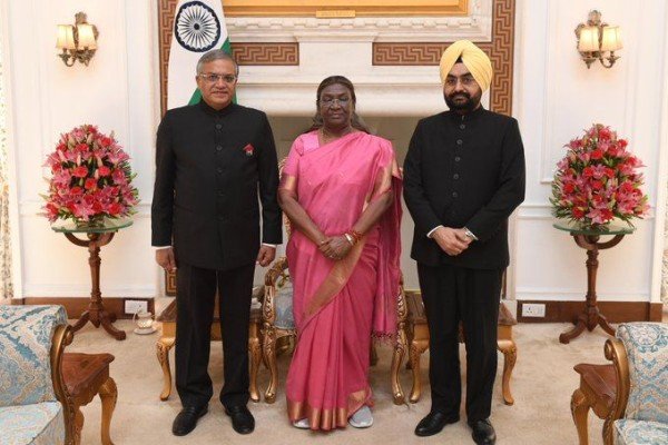 भारत के चुनाव आयुक्त ज्ञानेश कुमार और डॉ. सुखबीर सिंह संधू ने राष्ट्रपति भवन में राष्ट्रपति द्रौपदी मुर्मू से मुलाकात की।