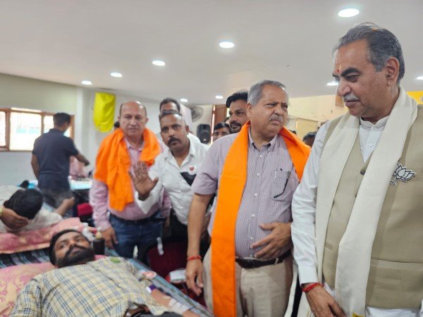 डॉ0 अम्बेडकर जी के जन्मोत्सव पर रक्तदान शिविर लगाया