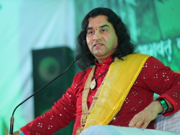 महाकुंभ में सोमवार को आयोजित सनातन धर्म संसद में कथावाचक देवकीनंदन कहा