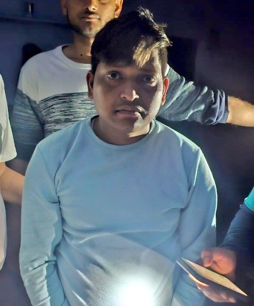 सैफई मेडिकल कॉलेज की ANM छात्रा प्रिया मिश्रा के मर्डर में पुलिस ने पड़ोसी पुरुष महेंद्र बाथम को गिरफ्तार किया