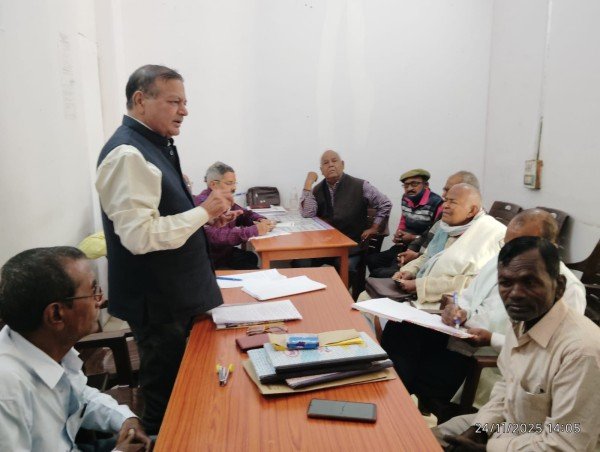 पेंशनर्स’ की ‘बच’ खुची ‘जिंदगी’ ज्ञापन, बैठक और दरी ‘बिछाने’ में ही ‘बीत’ रही!