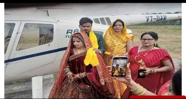 हेलीकॉप्टर से अपने दुल्हे को लेकर पहुंची दुल्हन