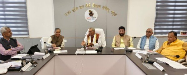 बैठक में निर्देश देते हुए केबिनेट मंत्री लक्ष्मी नारायण चौधरी