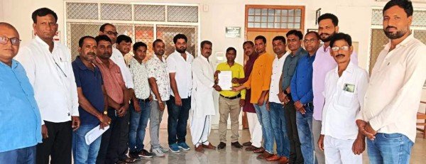 डीएम साहब, बीईओ अशोक कुमार को हर चीज में चाहिए कमीशन!