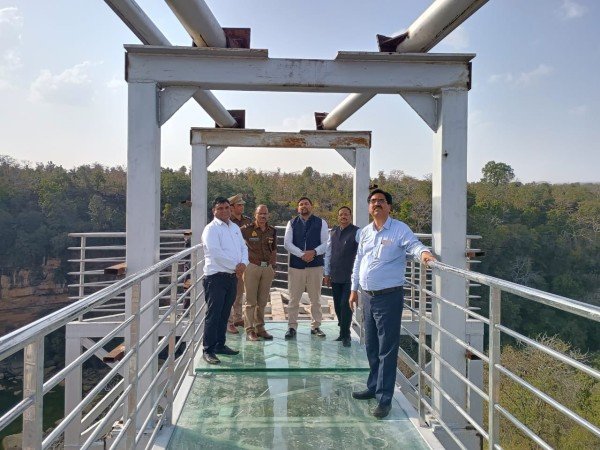 यूपी का पहला स्काई वॉक ग्लास ब्रिज ,