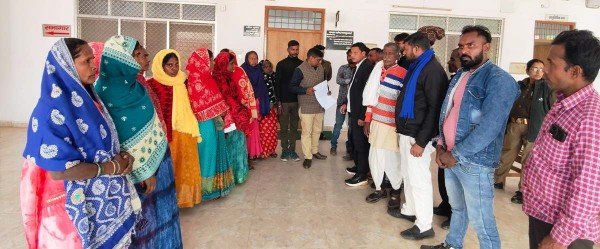 लेखपाल रितेश शुक्ल ने पूर्व और वर्तमान प्रधान का बनाया फर्जी हस्ताक्षर