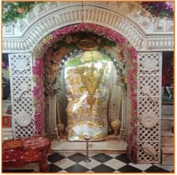 आज शनिवार के दिन राजस्थान के मेहंदीपुर स्थित बालाजी महाराज के दर्शन की विशेष मान्यता है।