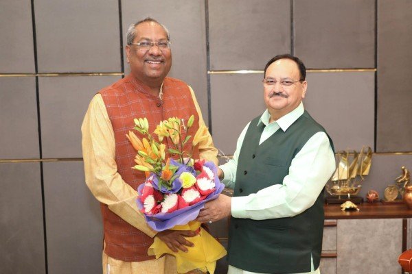 निषाद पार्टी के राष्ट्रीय अध्यक्ष जेपी नड्डा से मुलाकात की