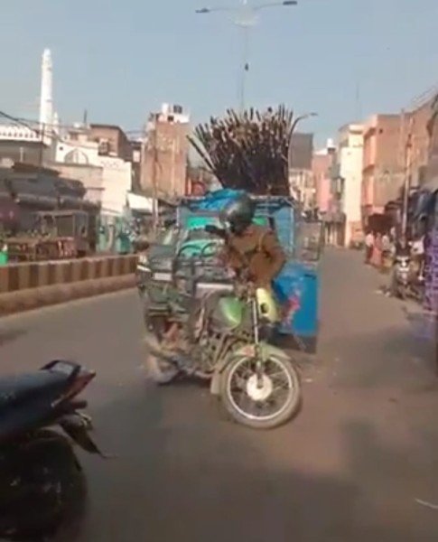 सडक पर खड़े वाहन का शीशा तोड़ते हुए की घटना कैमरे में हुआ कैद