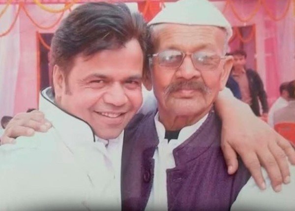 बॉलीवुड अभिनेता राजपाल यादव के पिता नौरंग यादव का निधन हो गया है।