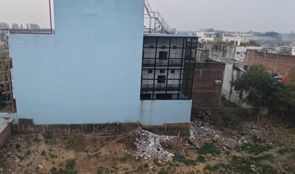 योगी के ठाकुर सचिव करवा रहे डाक्टर की जमीन पर कब्जा