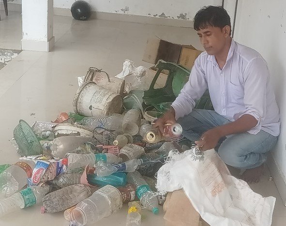 सफाई कर्मी हो तो सूरज चक्रवर्ती जैसा!