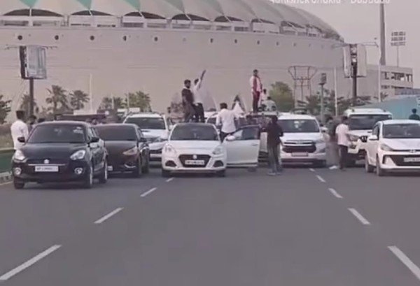 राजधानी लखनऊ के व्यस्ततम शहीद पथ के बीचों बीच रोड पर गाड़ियां खड़ी कर  जन्मदिन मनाने का वीडियो वायरल