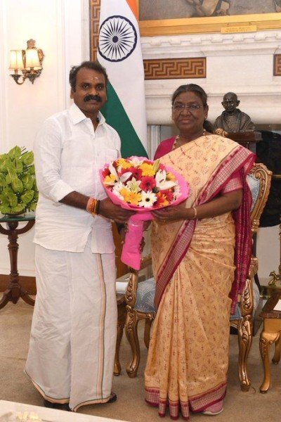 राष्ट्रपति भवन में डॉ.एल.मुरुगन ने की राष्ट्रपति द्रौपदी मुर्मू से मुलाकात.