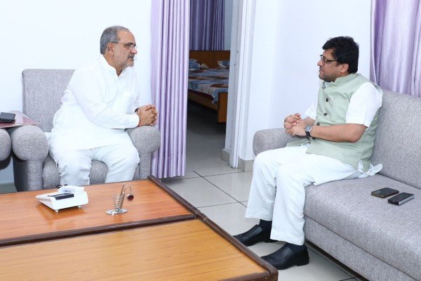 आबकारी मंत्री नितिन अग्रवाल ने भाजपा प्रदेश अध्यक्ष भूपेन्द्र चौधरी से उनके आवास पर की शिष्टाचार भेंट.