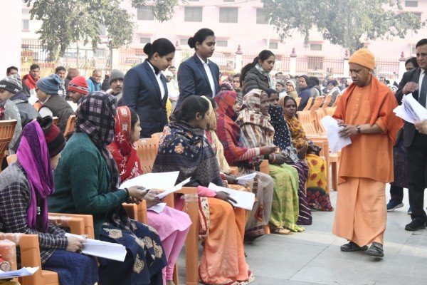 प्रवास के दौरान आज सीएम योगी ने गोरखनाथ मंदिर परिसर में जनता दर्शन के तहत लोगों की समस्याएं सुनीं और उनके समाधान के लिए अधिकारियों को निर्देशित किया