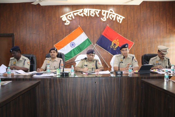 पुलिस महानिरीक्षक मेरठ परिक्षेत्र नेआगामी त्यौहार एवं लोक सभा सामान्य निर्वाचन 2024 को सकुशल व शांतिपूर्व सम्पन्न कराने के सम्बन्ध में की गोष्ठी