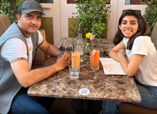 भारतीय क्रिकेट टीम के पूर्व कप्तान सौरव गांगुली की बेटी सड़क दुर्घटना में बाल-बाल बच गईं।