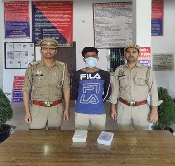 सिम्भावली पुलिस ने चैकिंग के दौरान एक अभियुक्त को किया गिरफ्तार