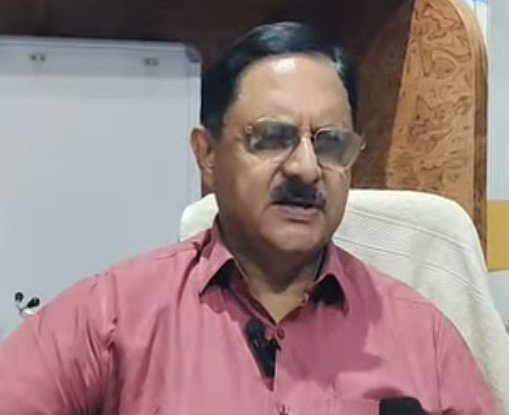 डाक्टर साहब आरोप तो आपकी पत्नी पर, आप क्यों सफाई दे रहें?