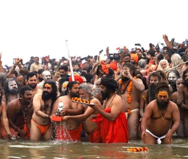 प्रयागराज महाकुंभ का शुभारंभ सोमवार से हो गया है।