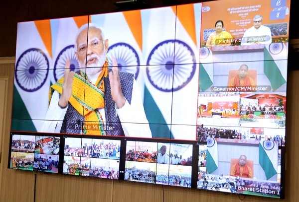 पीएम मोदी ने दी उत्तर प्रदेश को सौगात, 74 रेलवे स्टेशनों का हुआ पुनर्विकास