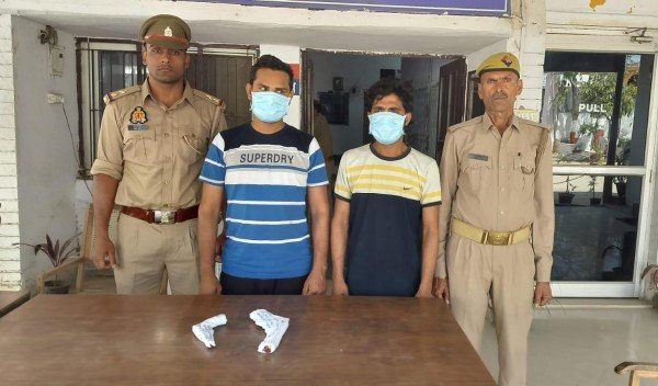 धौलाना पुलिस ने हरियाणा राज्य से चोरी की घटना में फरार चल रहे 02 शातिर अभियुक्तों को किया गिरफ्तार, जिनके कब्जे से अवैध असलहा बरामद।