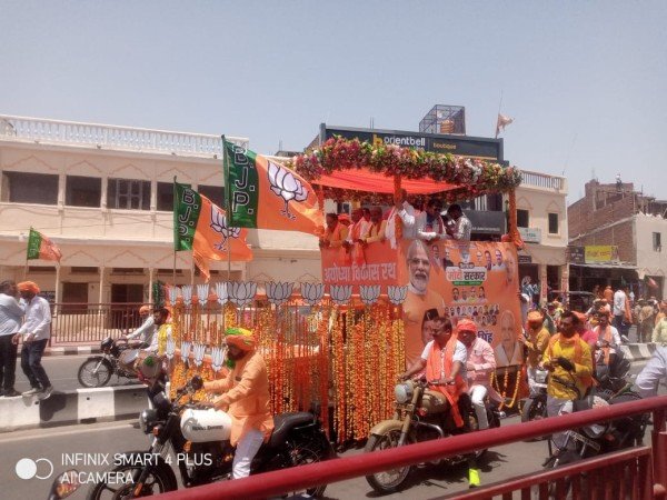 नामांकन जुलूस निकाल कर सियासी ताकत का कराया एहसास