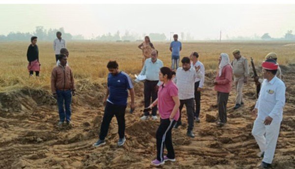एडीएम का अलग अंदाज: लोअर और टी-शर्ट पहन खेतों में पहुंचे सुबह चार बजे, खनन करती जेसीबी और ट्रैक्टर-ट्रॉली पकड़ी
