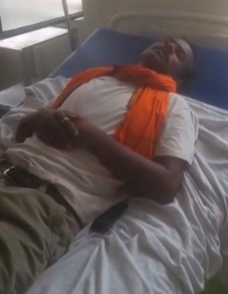 मदरसे में झंडा फाड़ा गया, रुधौली पुलिस खामोश रही!