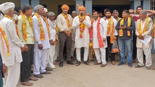 ऐसे सांसद को क्यों चुन रहे हो जो ब्रजवासियों के मुद्दों से परिचित ही नहींः धीरेन्द्र