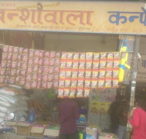 महिलाएं घरों में स्वादिष्ट व्यंजन बनाने में जुटी बच्चे व युवाओं की पसन्द बना हर्बल सुगन्धित गुलाल