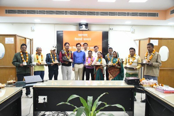 आज उत्तर रेलवे,मुरादाबाद मण्डल के माह फरवरी -2024 में सेवानिवृत्त 29 कर्मचारियों को समापक प्रपत्र प्रदान करते हुए मण्डल कार्यालय के मनन सभागार में सम्मानित किया गया I