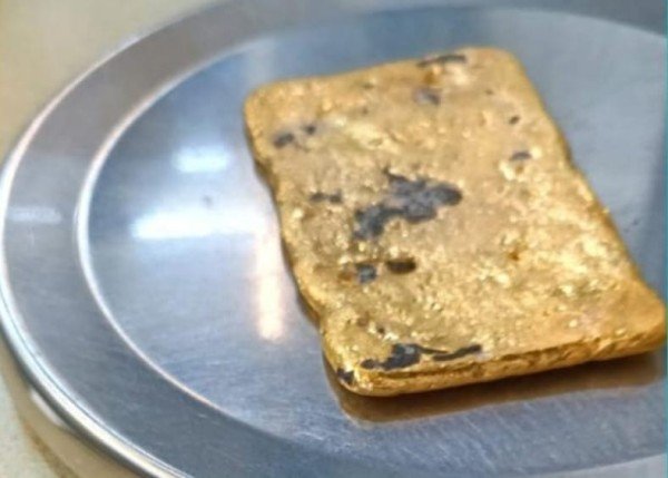 लावारिस विदेशी मूल का 264 ग्राम सोना जब्त किया