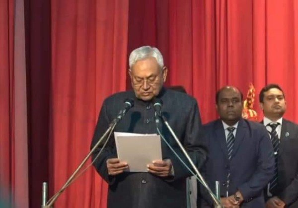 सीएम पद से इस्तीफा देकर नवीं बार सीएम पद की शपथ ली.