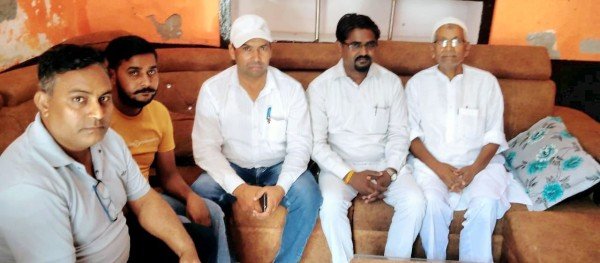 आज बकरा ईद पर तेज युग न्यूज़ की टीम ने गढ़मुक्तेश्वर में मकशूर अहमद उर्फ मुन्ना पूर्व संभासद के घर जाकर ईद की बधाई दी