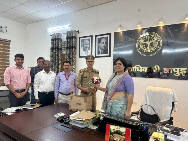 कलेक्ट्रेट हापुड़ में तैनात स्टाम्प लिपिक श्री नेपाल सिंह के बेटे रवि गौतम को यू0 पी0