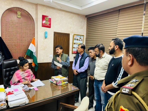 ..एडीसी के आशवाशन के बाद प्रदर्शन किया समापत.