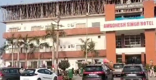 मदद को चिल्लाते रहें लड़की के पिता,