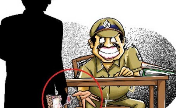 दबंग कोतवाल देता है झूठे मुकदमे मे फ़साने की धमकी