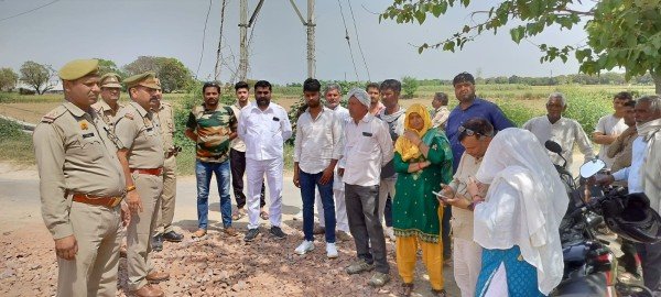 थाना हाफिजपुर प्रभारी विजय कुमार सिंह ने द्वारा ग्रामीण व्यक्तियों/महिलाओं एवं छात्र/छात्राओं को एकत्रित कर साइबर अपराधों से बचाव हेतु जागरूक किया गया।_