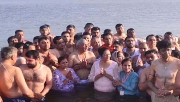 पाकिस्तान के सिंध प्रांत से 68 हिंदू श्रद्धालुओं  महाकुंभ पहुंचा और संगम में स्नान किया