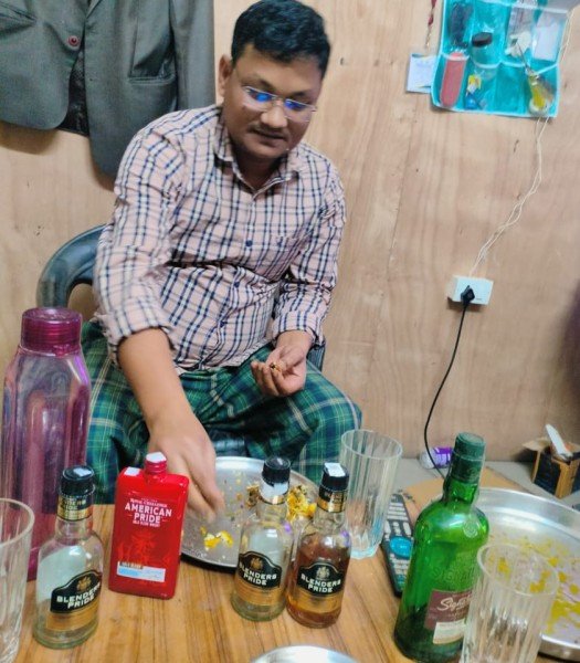 है कोई, सुनील जैसा सरकारी डाक्टर जो एक साथ तीन ब्रांड पीता हो?