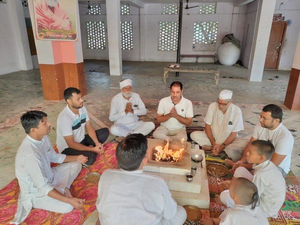 विश्व पर्यावरण दिवस पर जनपद हापुड़ के गुरुकुल महाविद्यालय पुष्पावती पूठ में यज्ञ एवं वृक्षारोपण का कार्यक्रम