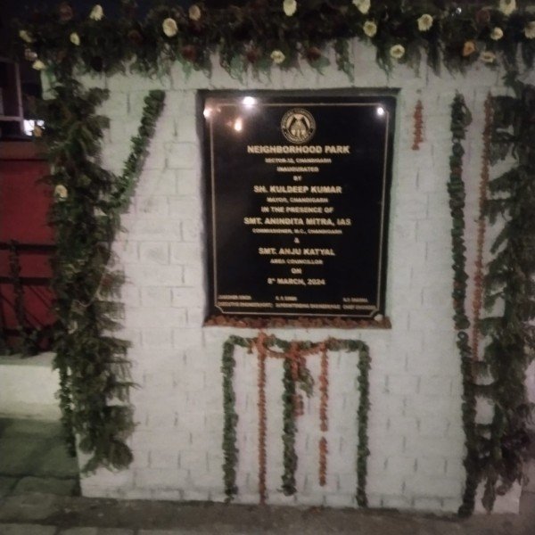 आम आदमी पार्टी पार्षद द्वारा सस्ती लोकप्रियता के लिए नियमों को ताक पर रख कर मार्केट में लगाई गई नेम प्लेट  दुकादारो में रोष, युवीएम ने जताई हैरानी