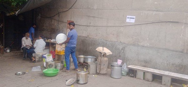 चंडीगढ़ सेक्टर 17 में , चल रहे अवैध ढंग से ,समोसा और ब्रेड पाकोडा बनाने का कार्य।