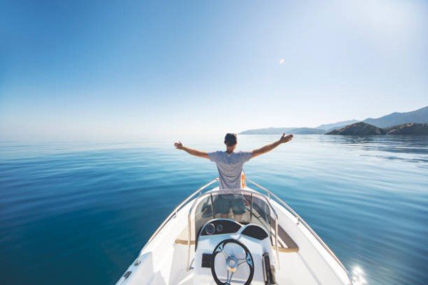 स्टंट कर रहें मोटर बोट की चपेट में आने से घायल हुआ श्रद्धालु