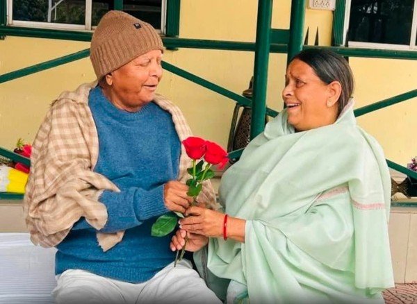 बिहार की पूर्व मुख्यमंत्री राबड़ी देवी लालू यादव को गुलाब का फूल देते हुए नजर आईं।