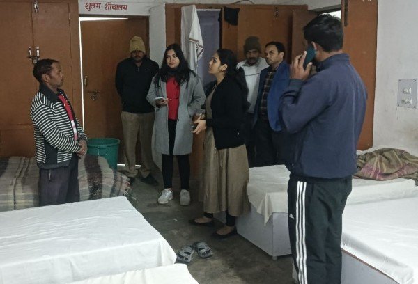 दो पीसीएस महिला अधिकारी निकली रात्रि में, जाना बेसहारों का हाल, दिया कंबल