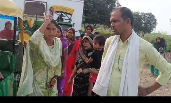 संाउघाट की प्रधानी नकली महिला और नकली पुरुष प्रधान कर रहें!